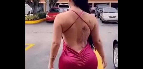  Una puta nalgona caminando con ganas de una berga